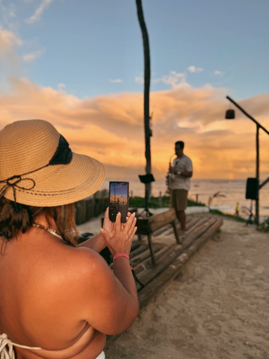 Apresentação de sax ao pôr do sol no Restaurante Fateixa